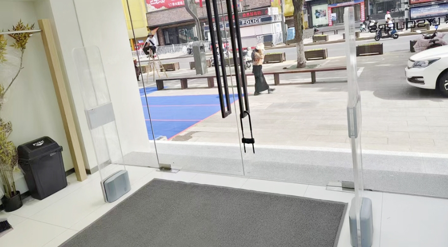 AM&RFID frequentia dual: Intelligent securitatem vestiendi industriam grossam.